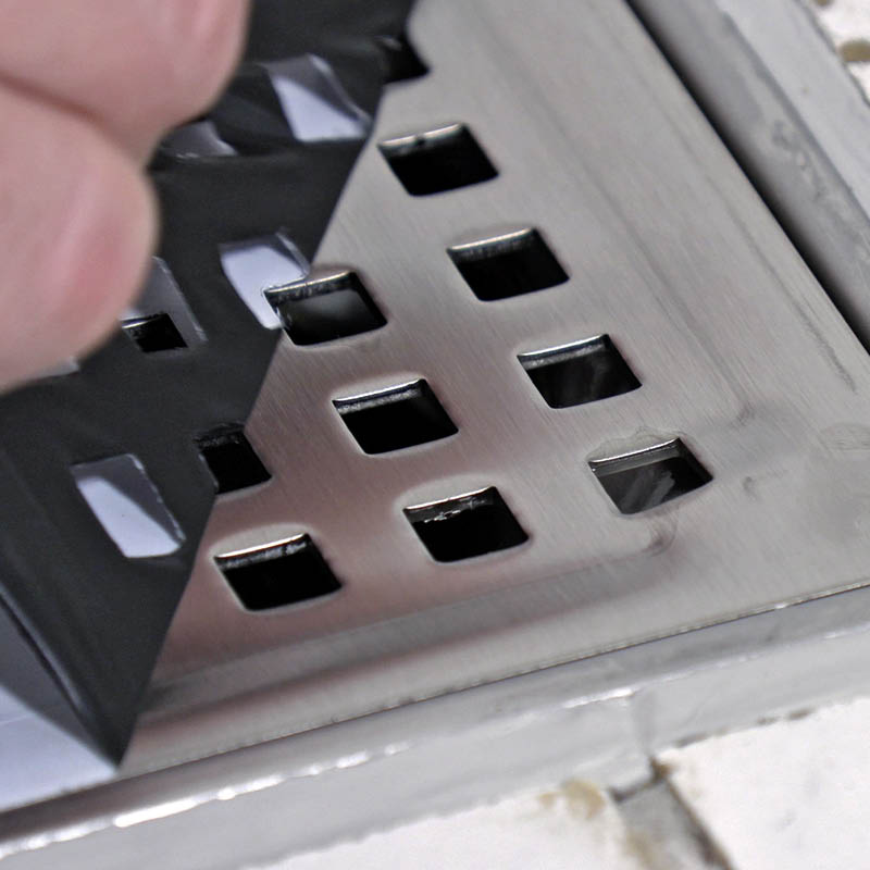 Slukrist bad: Fjern beskyttelsesfolien på den nye risten.