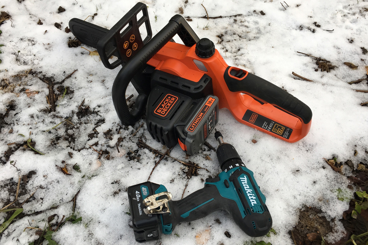 Työkalujen säilytys sisällä syksyllä