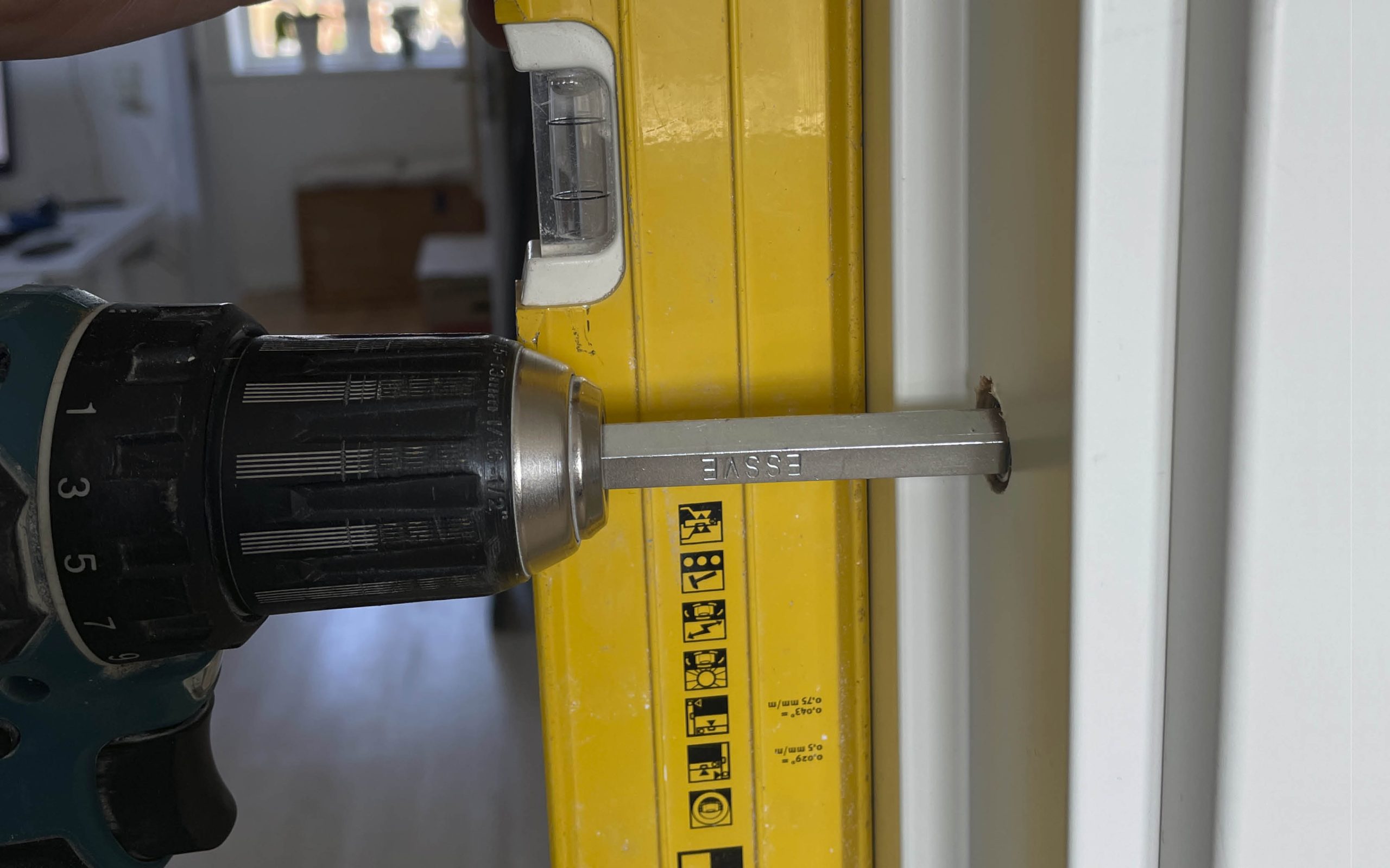 Näin säädettävä karmiruuvi toimii