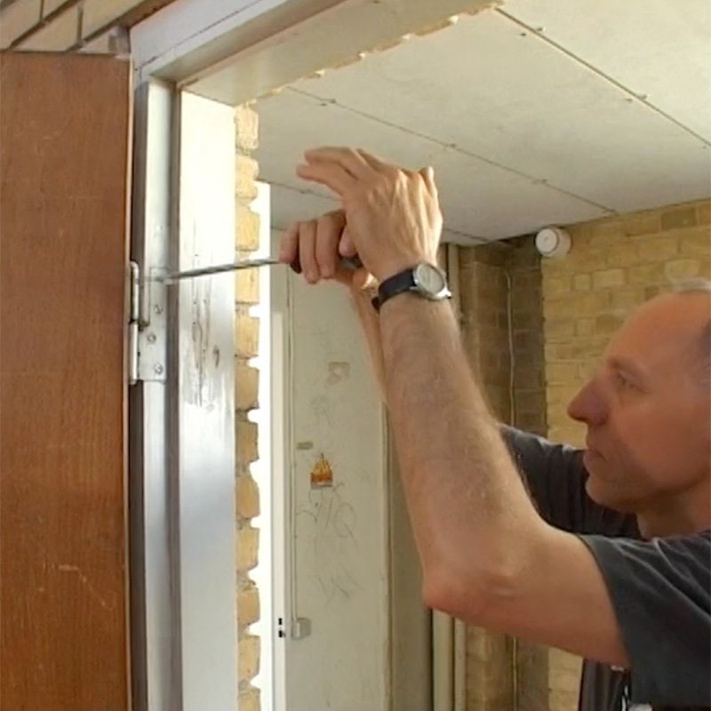 Skjev dør: Stram først alle skruene i hengselet