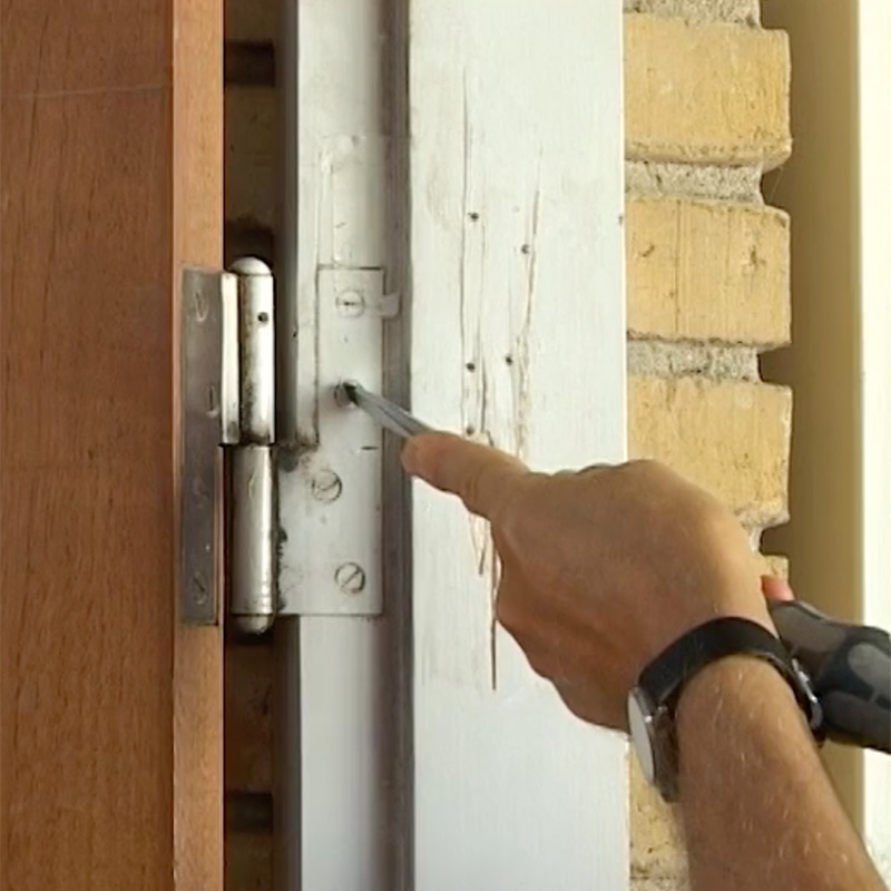 Rette opp skjev dør: Er det maling i sporet