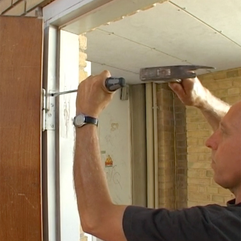 Justere gamle dørhengsler: Alle skruene skal strammes