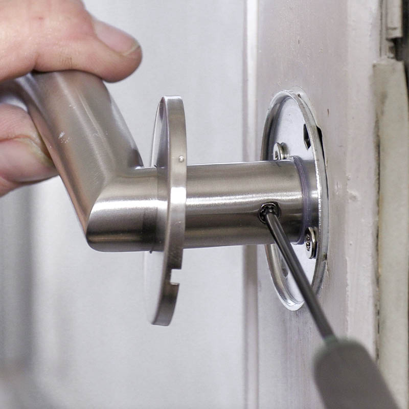 Löystynyt ovenkahva ulko-ovi