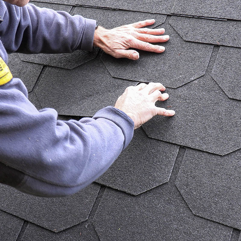 Den nye shingle bliver presset