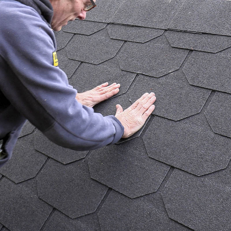 Alle shingles bliver presset sammen