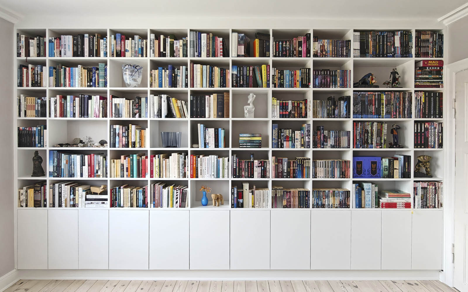 Seinään upotettu hylly, jossa on paljon tilaa