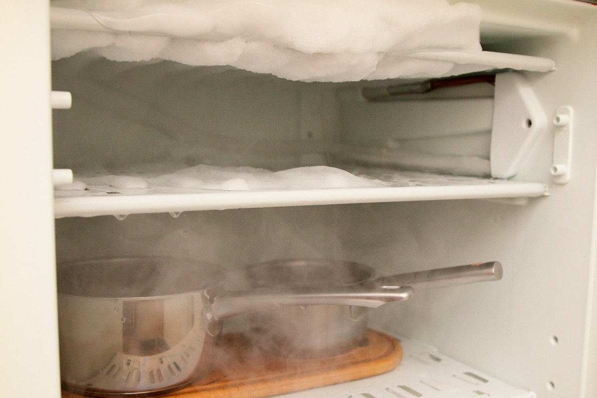 Hvordan afrimer man en fryser?