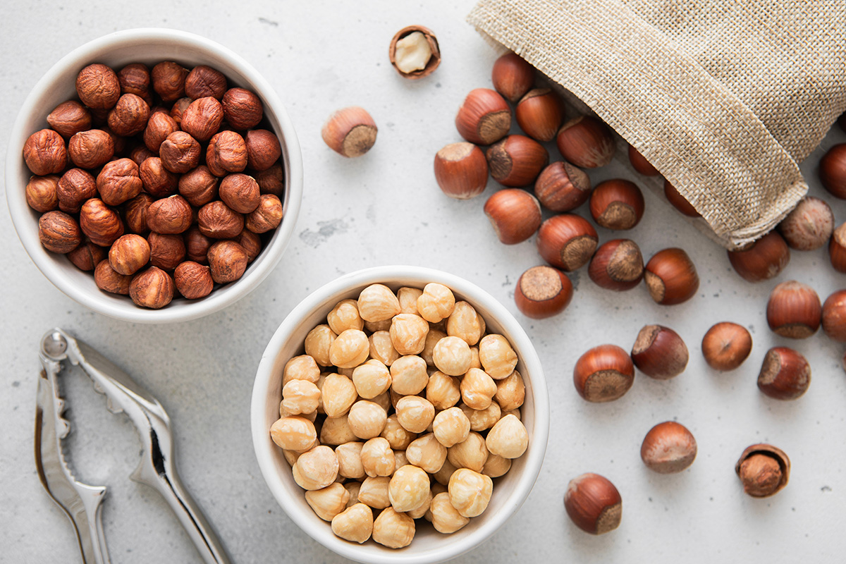 Skörda nötter från hasselträd