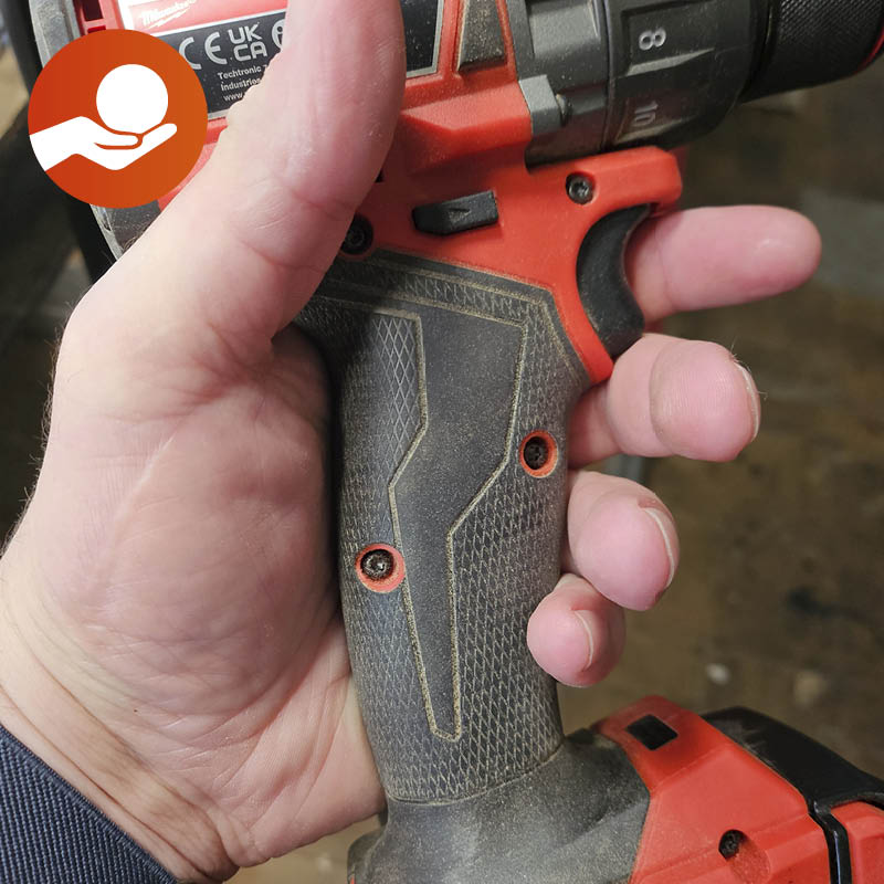 Testissä porakone-ruuvinväännintä: Ergonomia