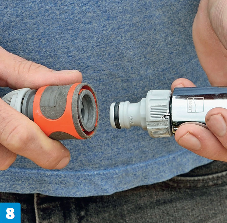 Utedusj med varmt vann: Når koblingen er montert på dusjhodet, kan du enkelt koble til vannslangen.