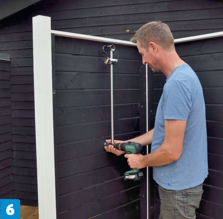 Ulkosuihkun rakentaminen: Asenna suihkutanko sivukehikon keskelle.