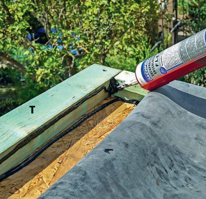 Isoleret anneks: Lim puttes på opkantslisten på taget af isoleret anneks