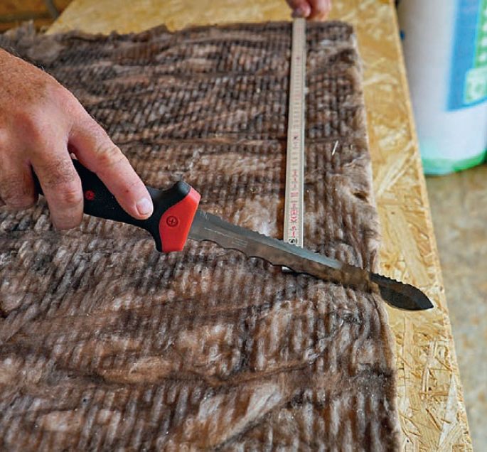 Isoleret anneks: Isoleringsstykker til isoleret anneks skæres til