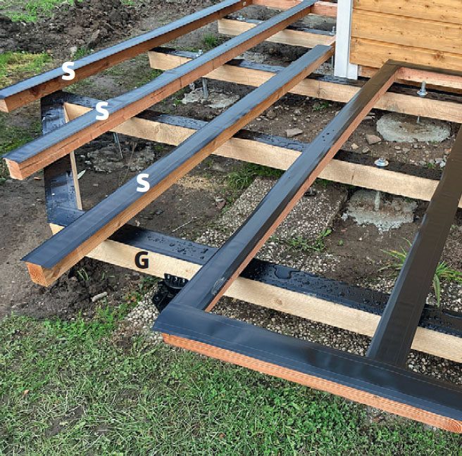 Isoleret anneks: Strøer til isoleret anneks med terrasse fastgøres enkeltvis, hvor den bærende konstruktion skråner