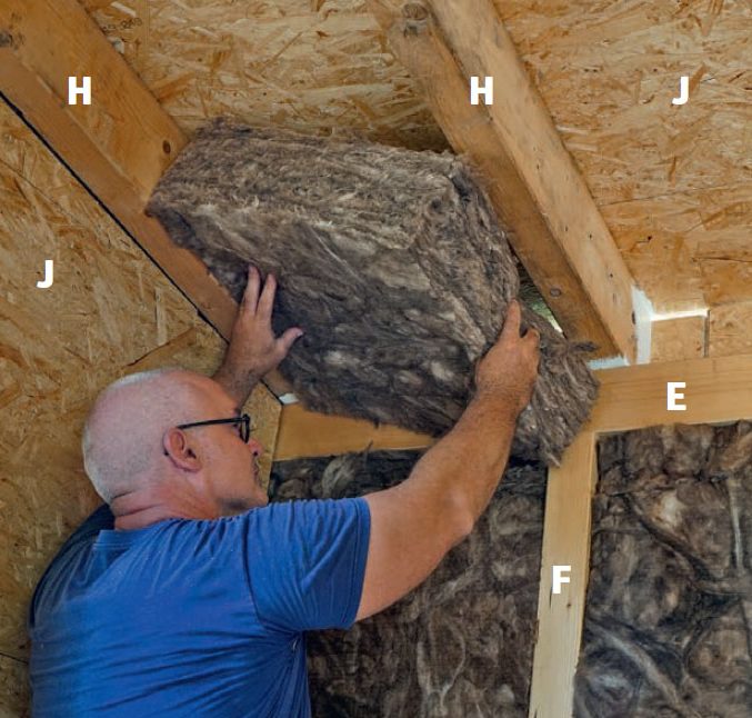 Isolert anneks: Isolasjon legges mellom sperrer i isolert anneks