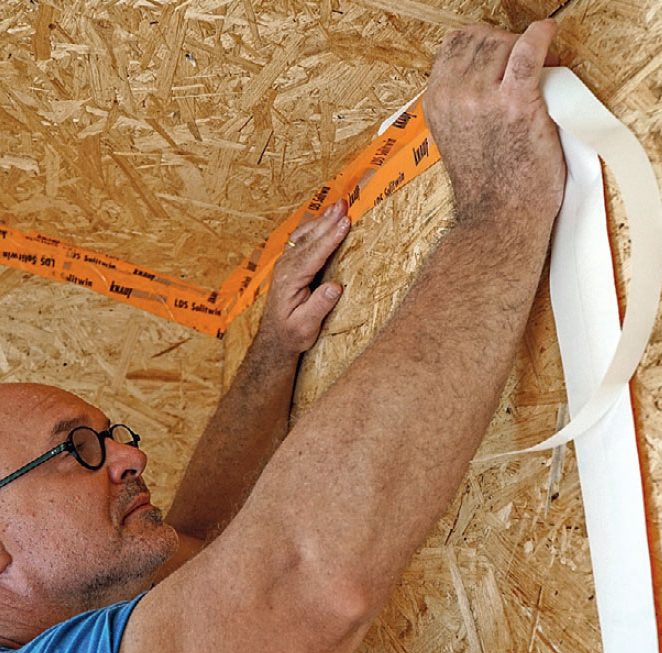 Isolert anneks: Tetting med teip rundt plater i isolert anneks