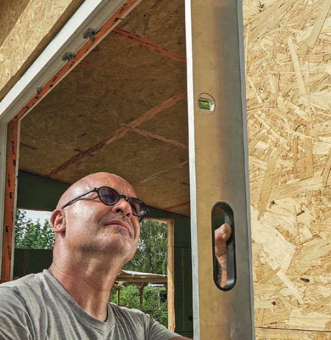 Isolert anneks: Rammen til døren i det isolerte annekset settes i lodd og vater