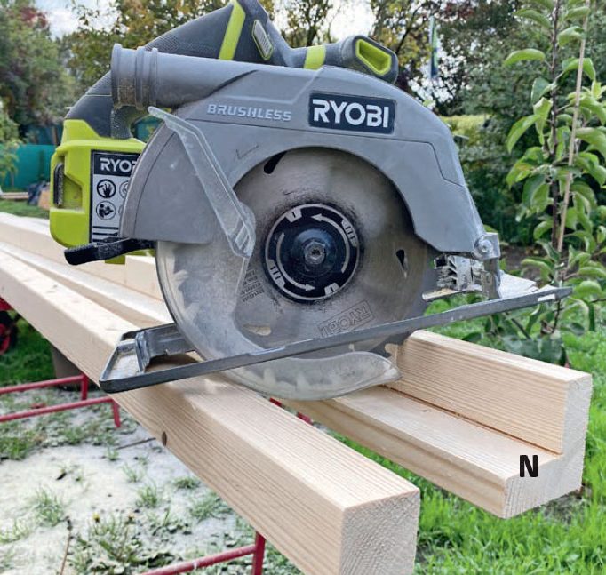 Isolert anneks: Stolpe til isolert anneks skjæres til med en sirkelsag