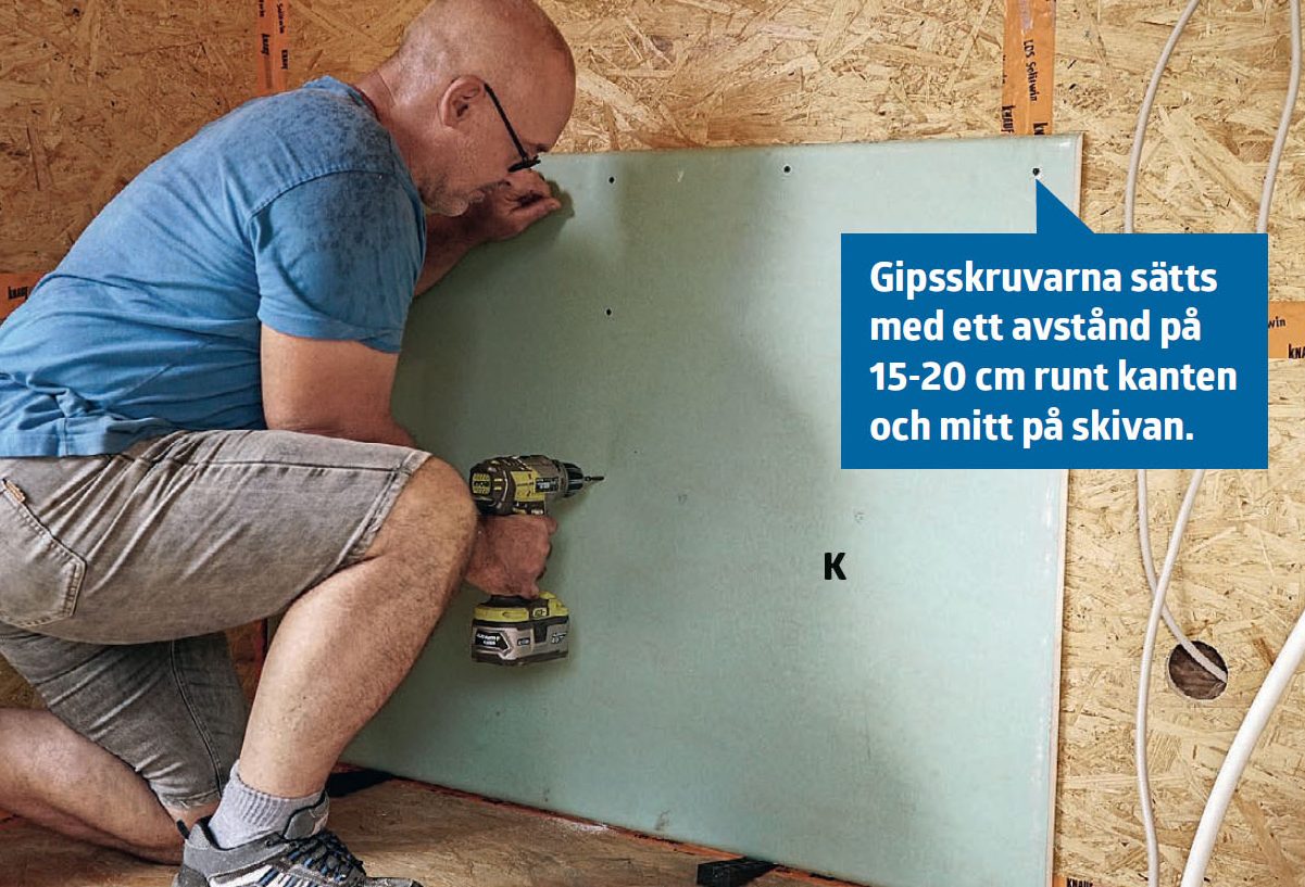 Gipsskivor sätts utanpå OSB-skivor i isolerad gäststuga