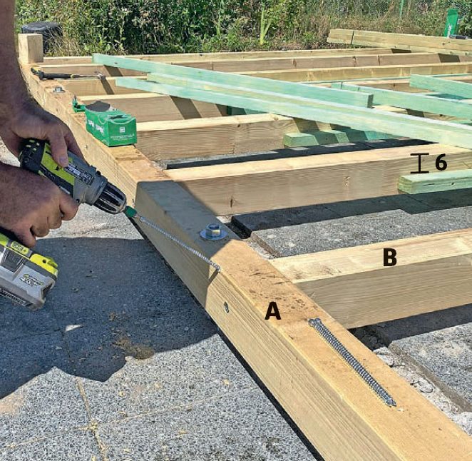 Eristetyn vierasmajan koolauspuut kiinnitetään suurilla ruuveilla