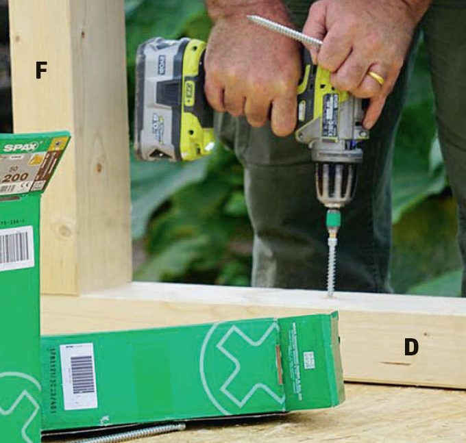 Eristetyn vierasmajan kehikko ruuvataan kiinni ylä- ja alapalkkiin