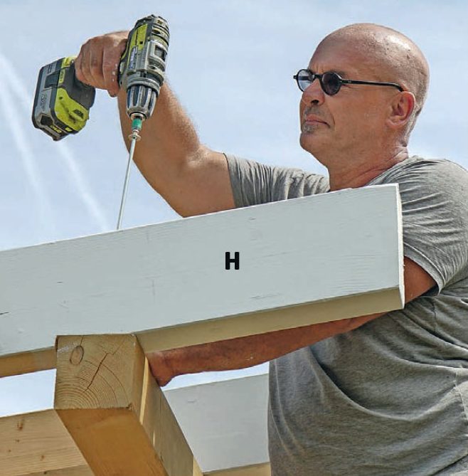 Eristetyn vierasmajan kattoparrut kiinnitetään yläjuoksuihin pitkillä ruuveilla