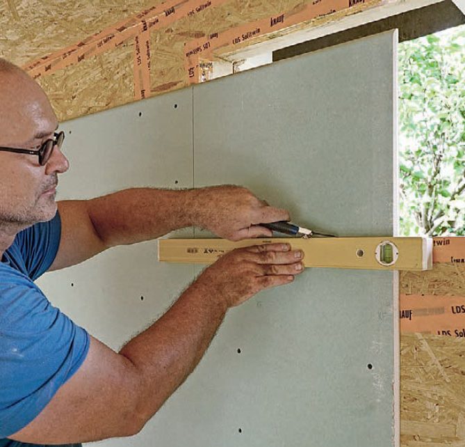 Eristetyn vierastalon kipsilevyt sahataan ikkunoiden ja ovien ympäriltä