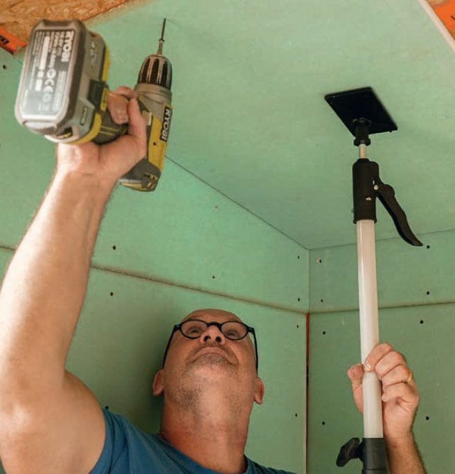 Eristetyn vierasmajan katto verhoillaan kipsilevyillä