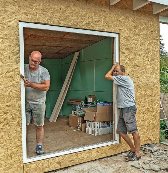 Eristetyn vierasmajan pariovi asennetaan