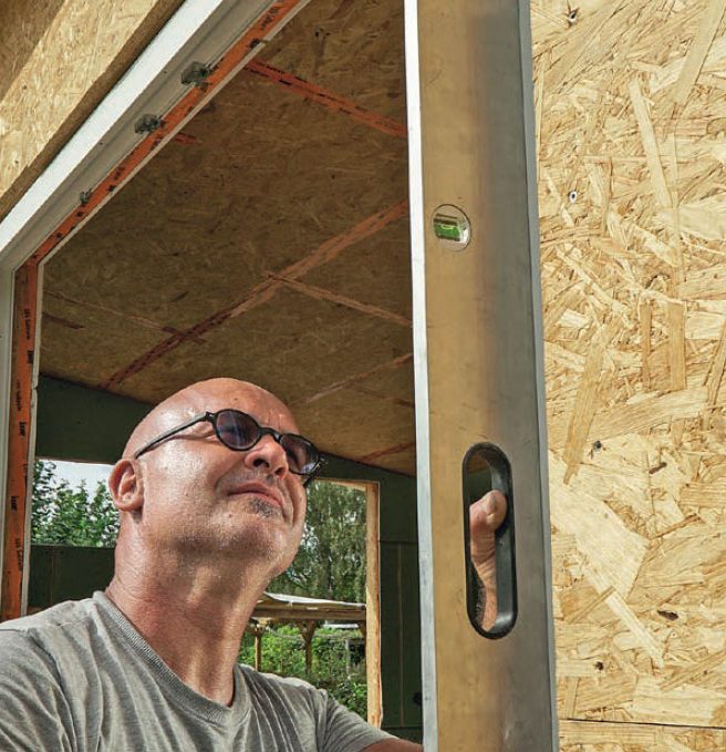 Eristetyn vierasmajan oven karmit asetetaan pysty- ja vaakasuoraan