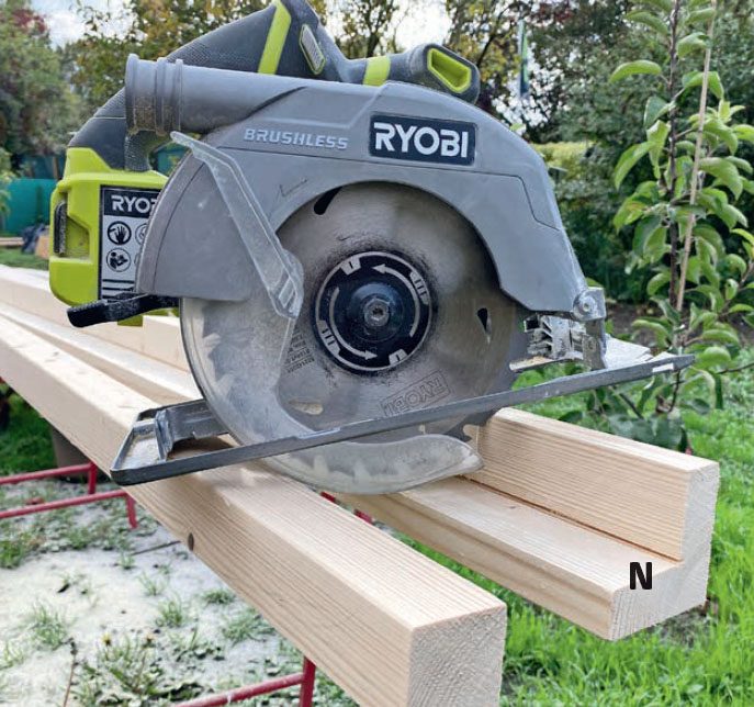 Eristetyn vierasmajan tolppa katkaistaan käsisirkkelillä