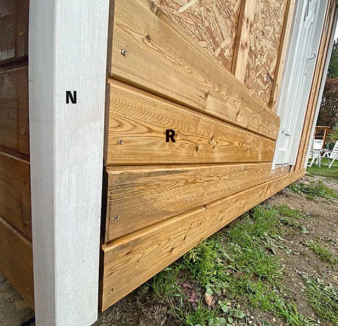 Eristetyn vierasmajan alin lauta on samassa tasossa kulmalistan alareunan kanssa