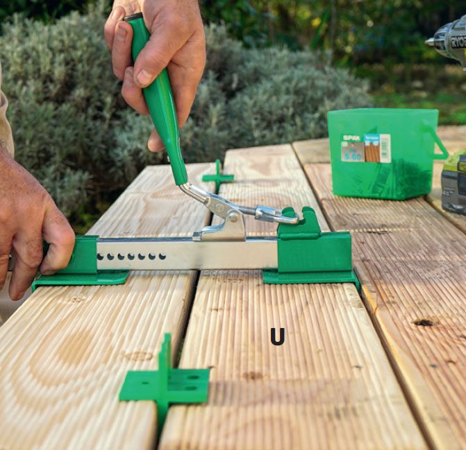 Terassilla varustetun eristetyn vierasmajan terassilaudat vedetään paikoilleen erikoispihtien avulla