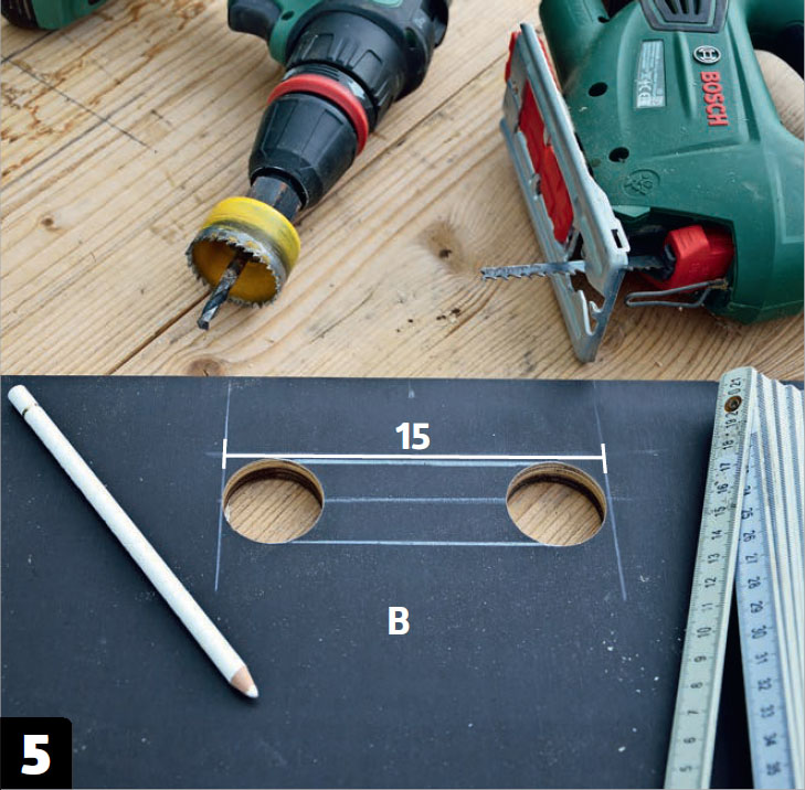 Mål ud til håndgrebet på bagsiden til garage til robotplæneklipper