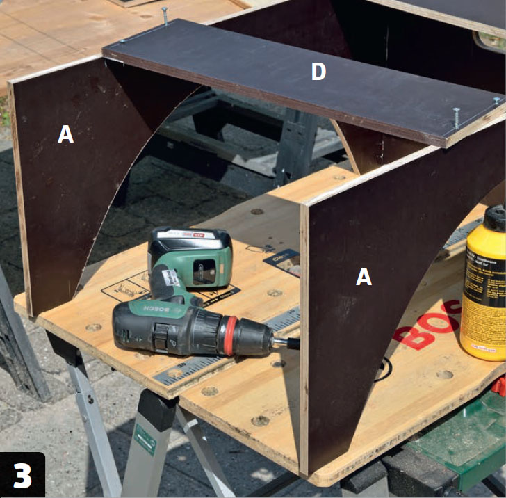 Skru de to tagdele til garage til robotplæneklipper fast til siderne