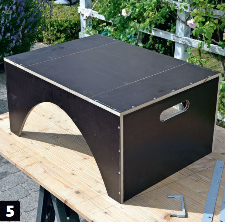 Kasse til garage til robotplæneklipper er færdig