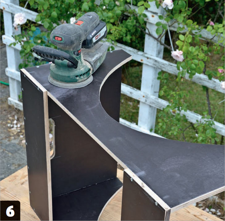 Slib hele kassen til robotplæneklipper garage med fint slibepapir