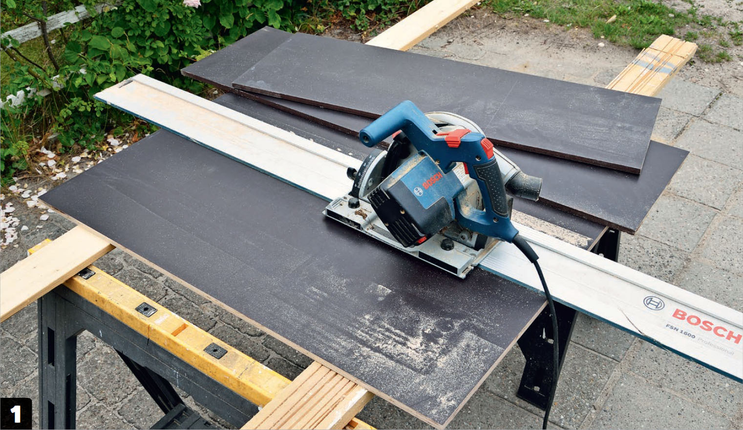 Platestykke til garasje til robotklipper skjæres ut