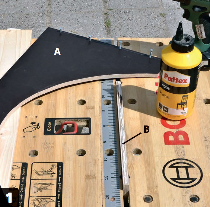 Robottileikkuri: Purista päätykappale kiinni ja levitä puuliimaa toiselle pitkälle sivulle