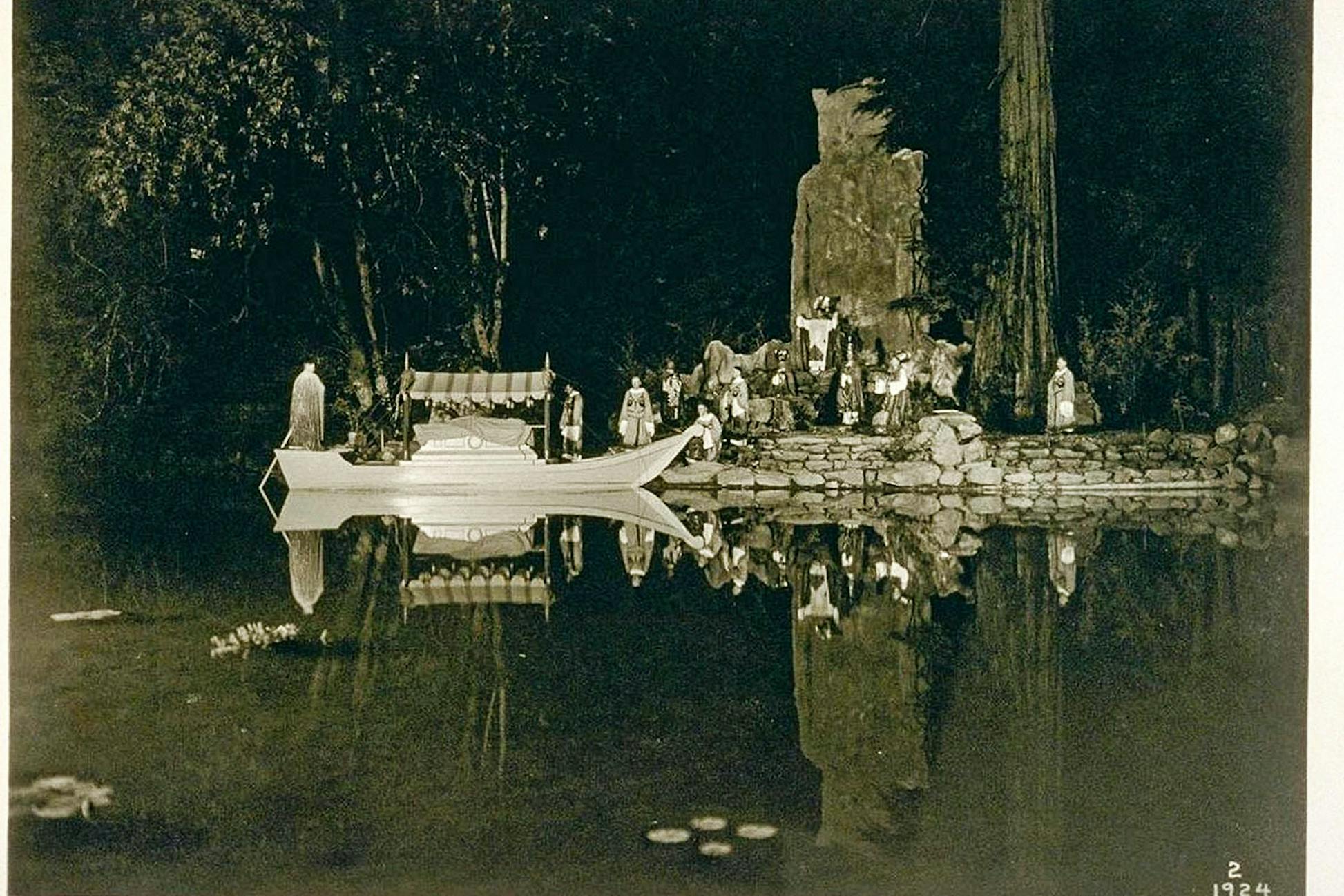 алекс джонс богемская роща. богемский клуб богемская роща. алекс джонс богемская роща. богемская роща жертвоприношения. богемская роща.