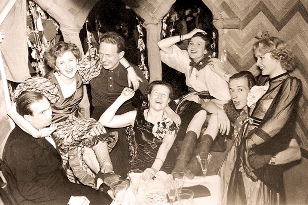 På fest med Eva Braun. På fest med Eva Braun.