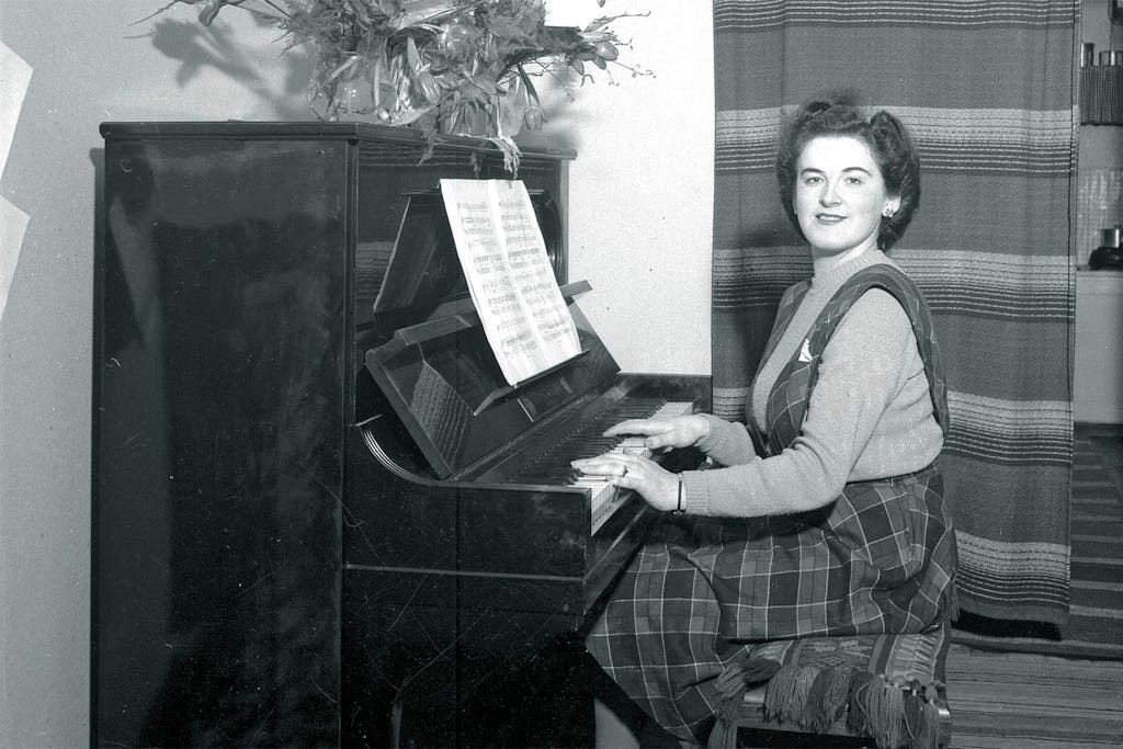 Operasångerskan Birgit Nilsson vid pianot i sitt hem som 27-åring, 1945.