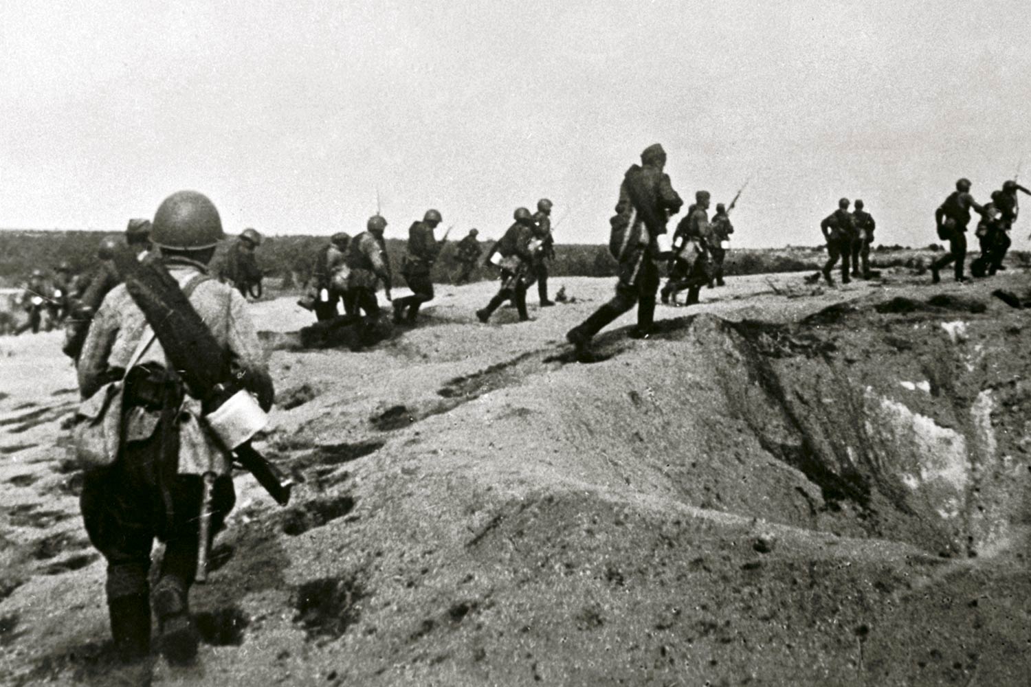 U qolini bogziga kotardi.