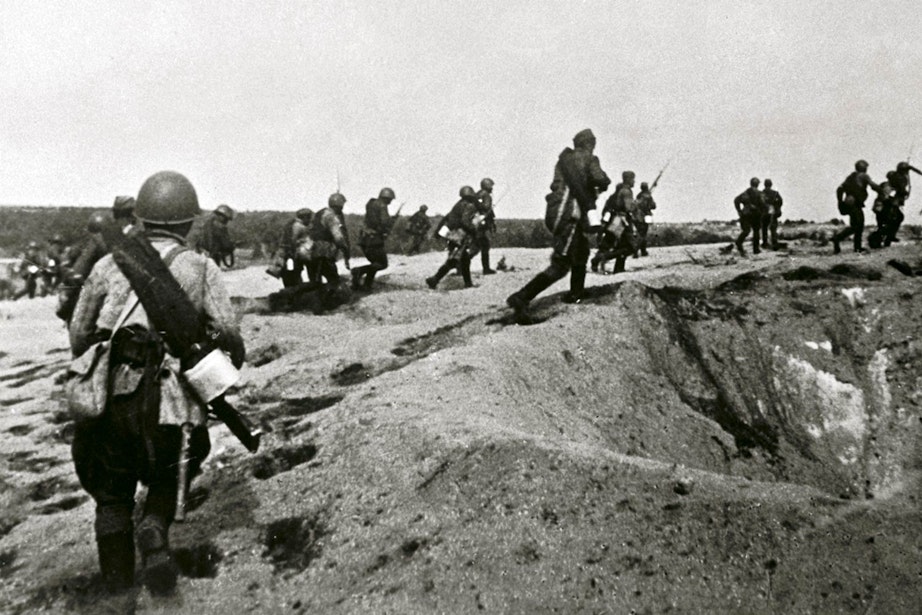 U qolini bogziga kotardi. U qolini bogziga kotardi.