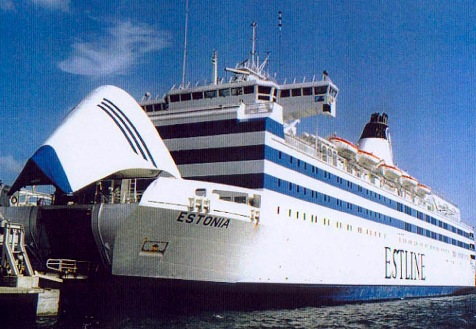 Крушение парома эстония 1994. 1994 гибель парома эстония. Корабль эстония 1994. Паром эстония 1994. Судно эстония 1994.
