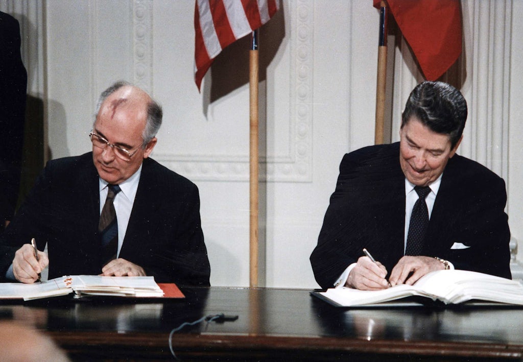 Reagan og Gorbachev underskriver nedrustningsaftale Reagan og Gorbachev underskriver nedrustningsaftale