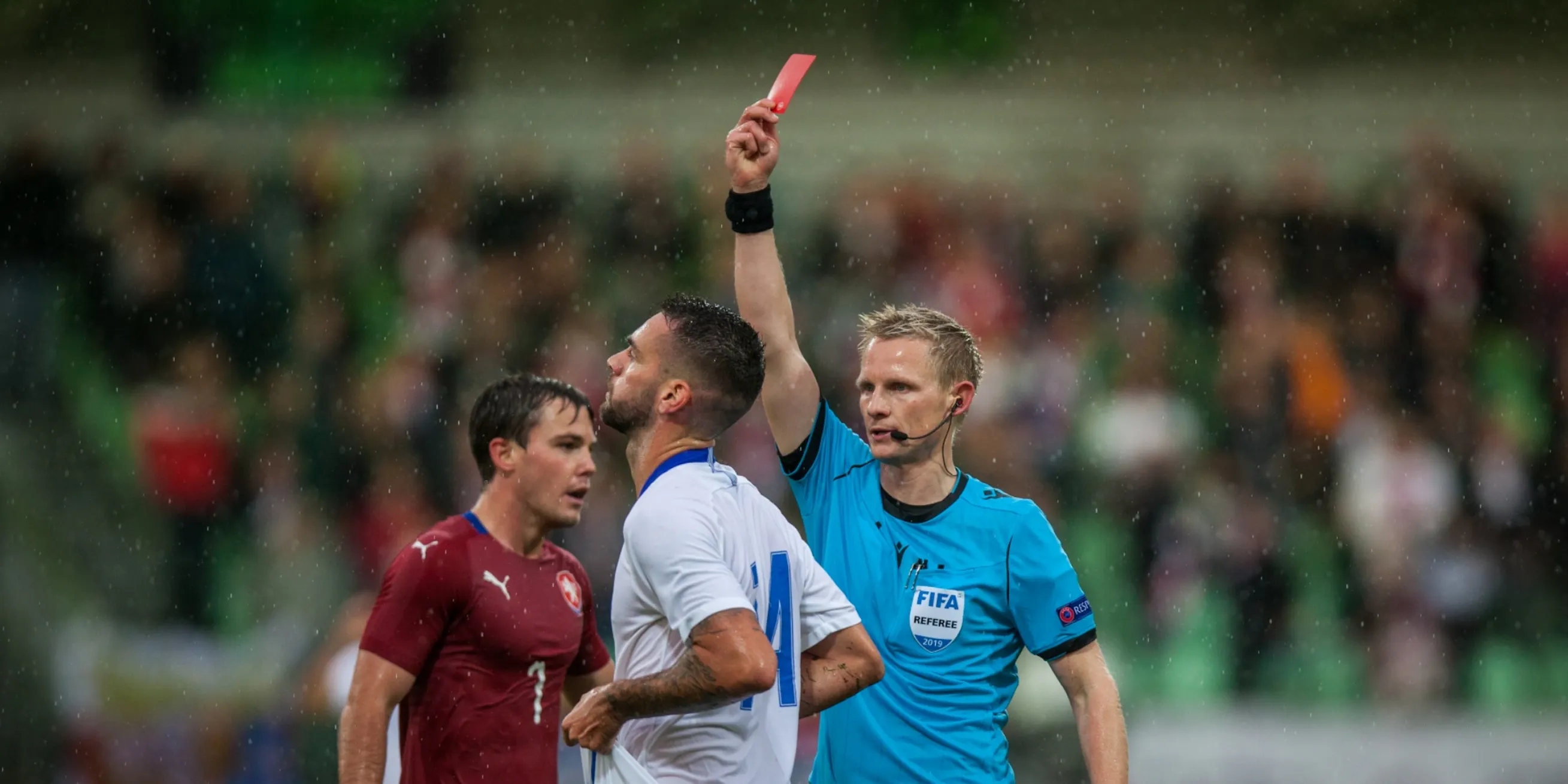 Britisk dommer gav fodbold rødt kort | historienet.dk