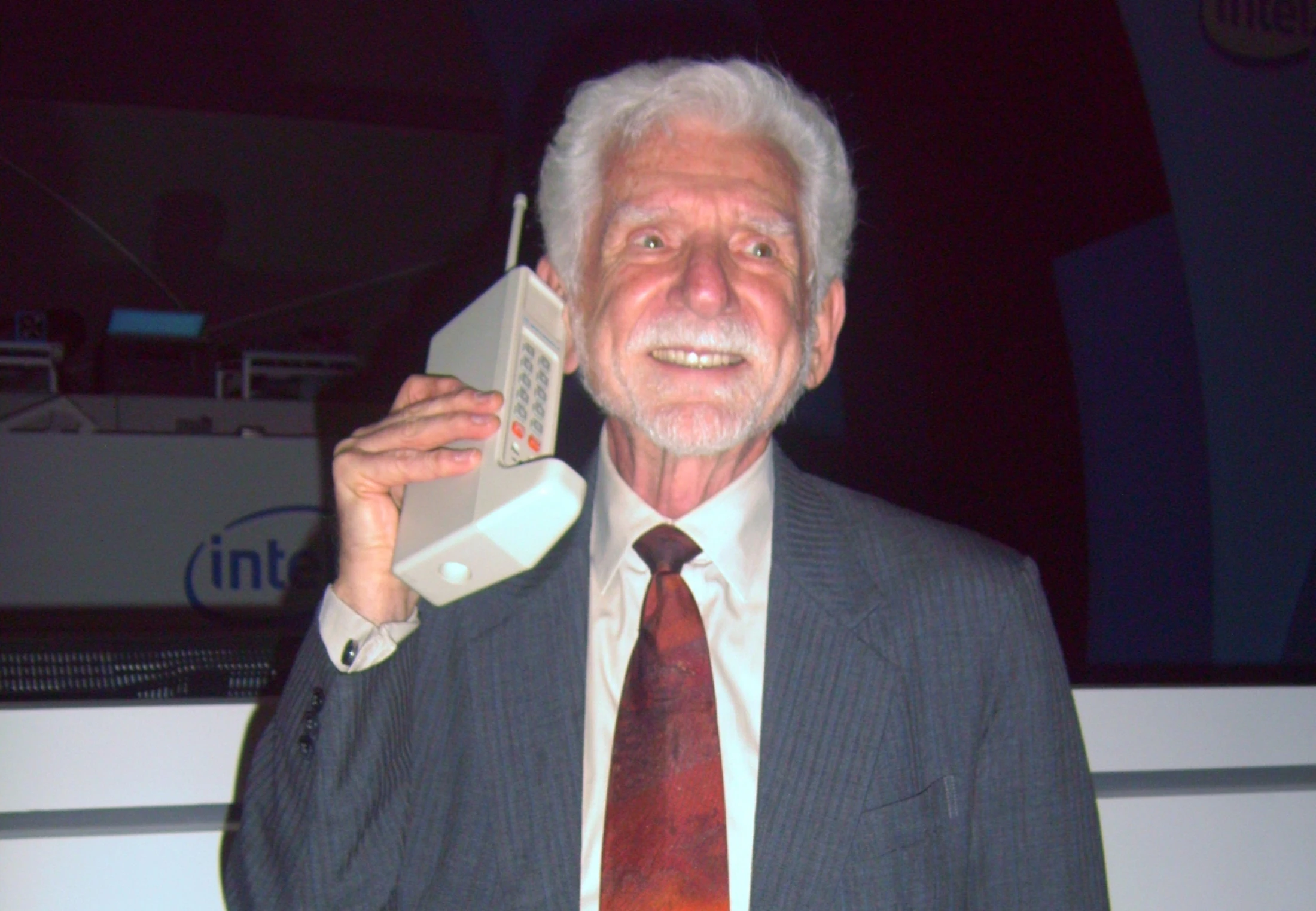 De eerste mobiele telefoon kostte bijna 9000 euro | historianet.nl