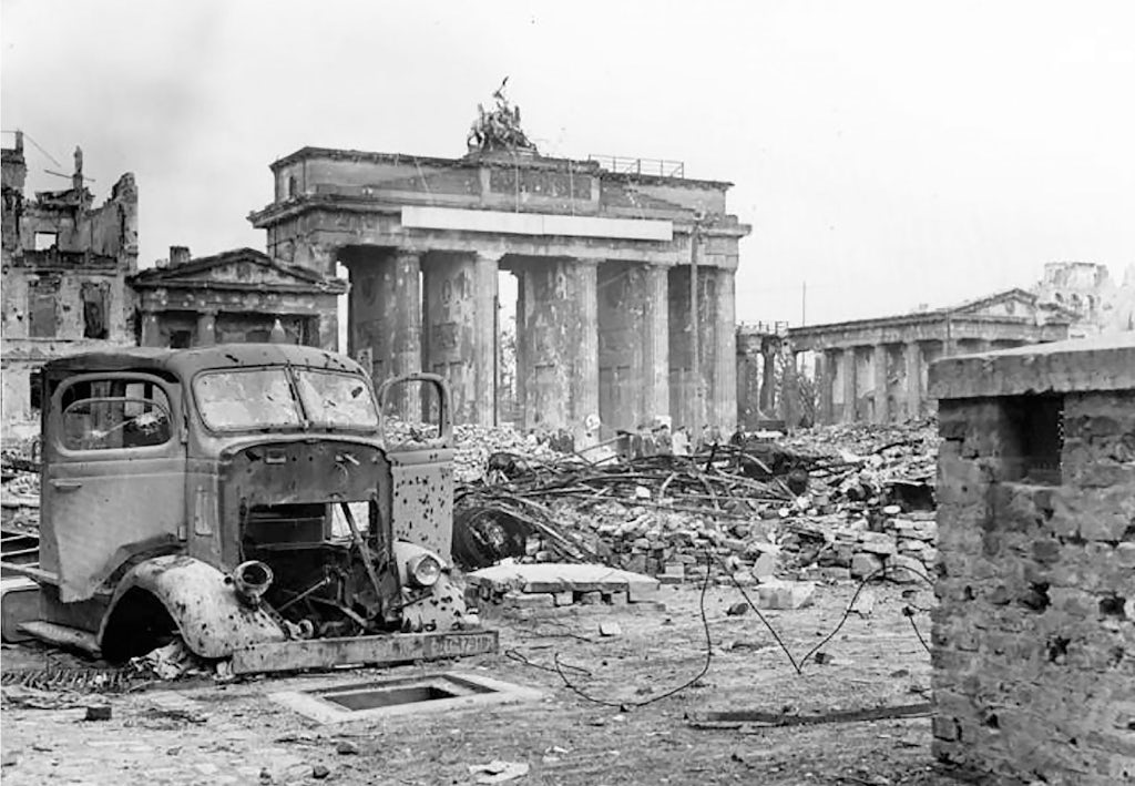 Berlin bombet krig 1945 Foto af Brandenburger Tor og Pariser Platz efter bombningen af Berlin, 1945