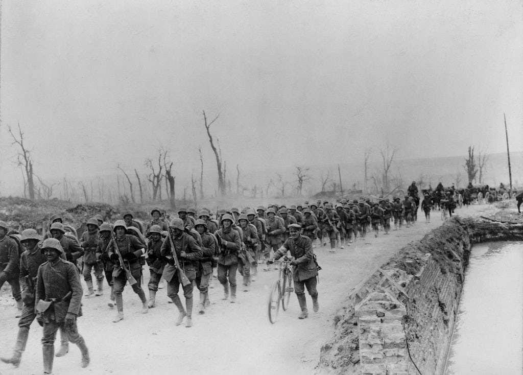 World,War,1.,German,Soldiers,Marching,Toward,Albert,,France,During Valokuva sotilaista marssilla ensimmäisessä maailmansodassa